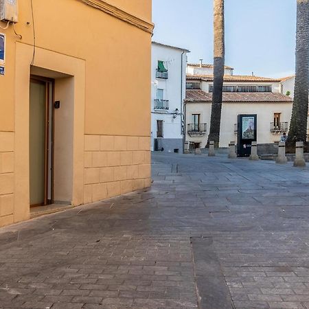 Apartamentos El Patio Plaza Santa Clara Касерес Экстерьер фото